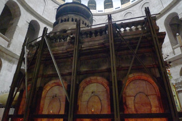 Steel frame surrounding the Edicule